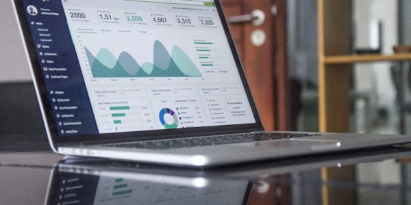 用户访问快连官网首页，页面清晰展示最新版电脑VPN客户端的下载按钮与安全认证标识